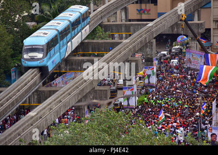 Mumbai, Indien. 03 Sep, 2018. 03.09.2018, Mumbai: - Amhi Dharavikar Govind Pathak, eine menschliche Pyramide als Mono Rail Passes durch die seinen Dienst am 1. September nach 10 Monaten an Chembur während Krishna Janmaashthami, wenn die Gruppen aus Mumbai pause Dahi Handi brechen. Credit: Sandeep Rasal/Pacific Press/Alamy leben Nachrichten Stockfoto