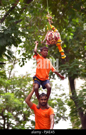 Mumbai, Indien. 03 Sep, 2018. 03.09.2018, Mumbai, Indien: - Gruppe von Govind Pathak bilden eine menschliche Pyramide zu brechen Dahi Handi (Butter Pot) während der Feier von Krishna Janmaashtami ist eine der wichtigsten Festivals in Mumbai und in ganz Indien gefeiert. Credit: Sandeep Rasal/Pacific Press/Alamy leben Nachrichten Stockfoto