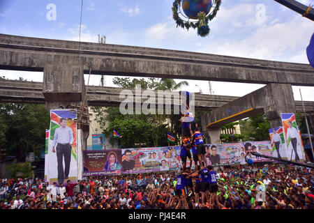 Mumbai, Indien. 03 Sep, 2018. 03.09.2018, Mumbai, Indien: - Gruppe von Govind Pathak bilden eine menschliche Pyramide zu brechen Dahi Handi (Butter Pot) während der Feier von Krishna Janmaashtami ist eine der wichtigsten Festivals in Mumbai und in ganz Indien gefeiert. Credit: Sandeep Rasal/Pacific Press/Alamy leben Nachrichten Stockfoto