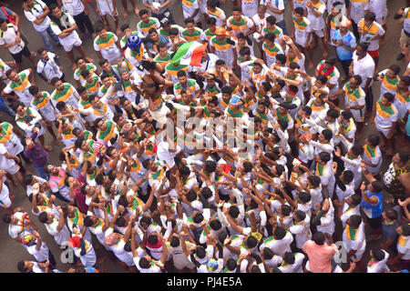 Mumbai, Indien. 03 Sep, 2018. 03.09.2018, Mumbai, Indien: - Gruppe von Govind Pathak bilden eine menschliche Pyramide zu brechen Dahi Handi (Butter Pot) während der Feier von Krishna Janmaashtami ist eine der wichtigsten Festivals in Mumbai und in ganz Indien gefeiert. Credit: Sandeep Rasal/Pacific Press/Alamy leben Nachrichten Stockfoto