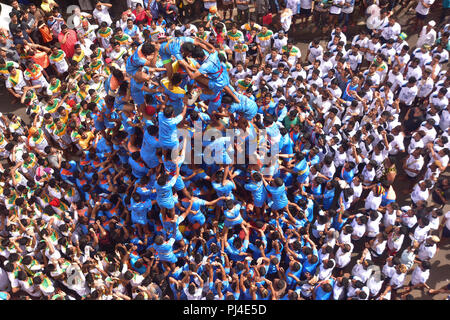 Mumbai, Indien. 03 Sep, 2018. 03.09.2018, Mumbai, Indien: - Gruppe von Govind Pathak bilden eine menschliche Pyramide zu brechen Dahi Handi (Butter Pot) während der Feier von Krishna Janmaashtami ist eine der wichtigsten Festivals in Mumbai und in ganz Indien gefeiert. Credit: Sandeep Rasal/Pacific Press/Alamy leben Nachrichten Stockfoto