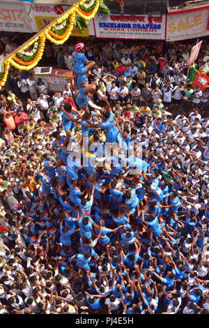 Mumbai, Indien. 03 Sep, 2018. 03.09.2018, Mumbai, Indien: - Gruppe von Govind Pathak bilden eine menschliche Pyramide zu brechen Dahi Handi (Butter Pot) während der Feier von Krishna Janmaashtami ist eine der wichtigsten Festivals in Mumbai und in ganz Indien gefeiert. Credit: Sandeep Rasal/Pacific Press/Alamy leben Nachrichten Stockfoto