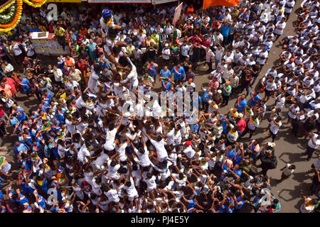 Mumbai, Indien. 03 Sep, 2018. 03.09.2018, Mumbai, Indien: - Gruppe von Govind Pathak bilden eine menschliche Pyramide zu brechen Dahi Handi (Butter Pot) während der Feier von Krishna Janmaashtami ist eine der wichtigsten Festivals in Mumbai und in ganz Indien gefeiert. Credit: Sandeep Rasal/Pacific Press/Alamy leben Nachrichten Stockfoto