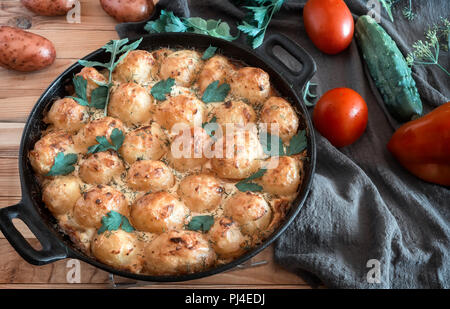 Prinz: Kartoffeln: im Ofen gebacken junge Kartoffeln mit Quark. Essen mit Gemüse. Russische Küche. Stockfoto