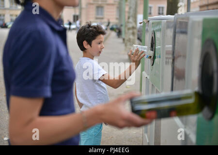 Lyon (Frankreich). Frau und ihr Kind Glas Einträge eines Containers. Model Release OK Stockfoto