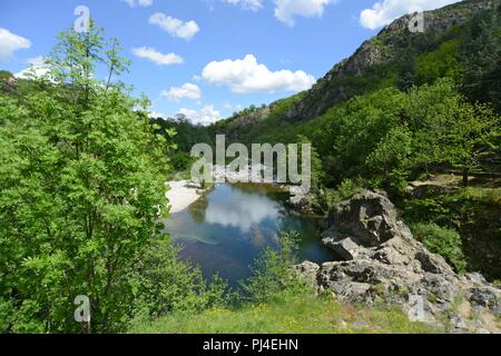 Thueyts (Frankreich): "Pont du diableÓ, Bogenbrücke, die sich über den Fluss Ardèche, einem geschützten natürlichen Umgebung registriert als Stockfoto