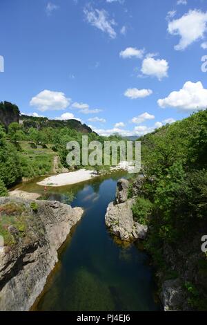 Thueyts (Frankreich): "Pont du diableÓ, Bogenbrücke, die sich über den Fluss Ardèche, einem geschützten natürlichen Umgebung registriert als Stockfoto