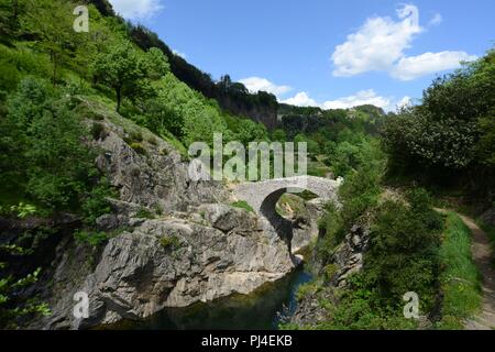 Thueyts (Frankreich): "Pont du diableÓ, Bogenbrücke, die sich über den Fluss Ardèche, einem geschützten natürlichen Umgebung registriert als Stockfoto