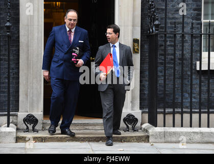 Gehäuse, Gemeinschaften und lokale Regierung Staatssekretär James Brokenshire (Links) verlassen, 10 Downing Street, London nach einer Kabinettssitzung. Stockfoto
