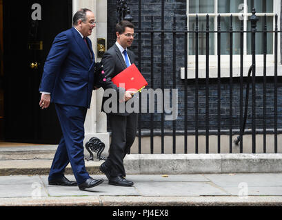 Gehäuse, Gemeinschaften und lokale Regierung Staatssekretär James Brokenshire (Links) verlassen, 10 Downing Street, London nach einer Kabinettssitzung. Stockfoto