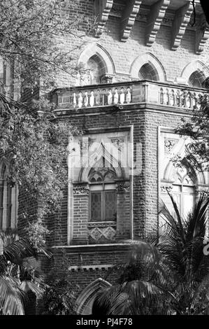 Windows verzierten im Gebäude aus Stein von Bombay High Court Stockfoto