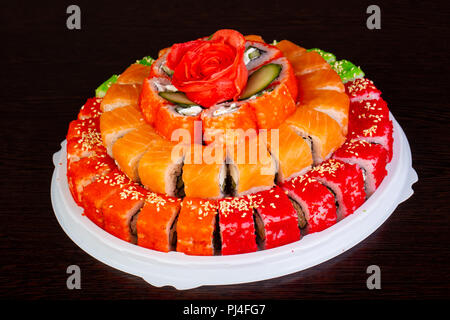Philadelphia roll Cake mit Lachs, Krabben und Aal. Stockfoto