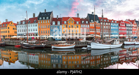 Bei Sonnenaufgang Nyhavn in Kopenhagen, Dänemark. Stockfoto