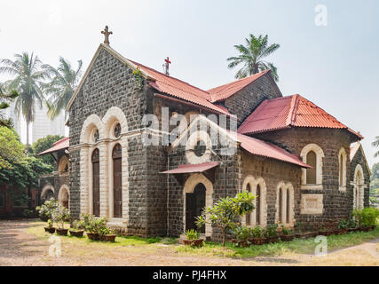 MUMBAI, INDIEN - 23. Oktober 2017: Gebäude aus Stein und Verbindung von Emmanuel Kirche (erbaut 1869). Modernes Gebäude im Hintergrund. Stockfoto