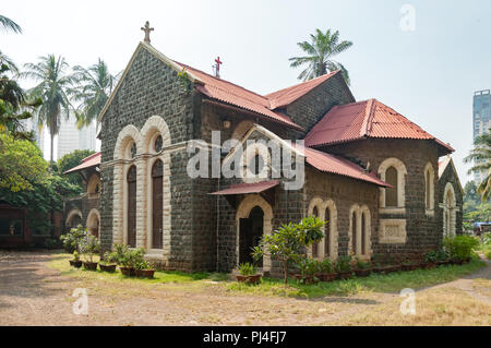 MUMBAI, INDIEN - 23. Oktober 2017: Gebäude aus Stein und Verbindung von Emmanuel Kirche (erbaut 1869). Modernes Gebäude im Hintergrund. Stockfoto