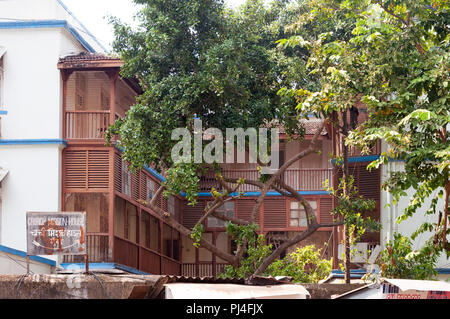 MUMBAI, INDIEN - 23. Oktober 2017: Kirche Mission House in der Nähe von Girgaon, Grant Road East, 1921 gebaut. Hölzerne Balkone und Bäume sind sichtbar. Stockfoto