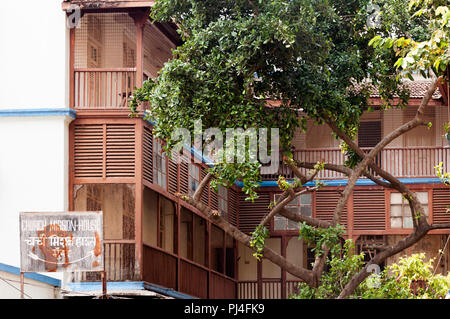 MUMBAI, INDIEN - 23. Oktober 2017: Kirche Mission House in der Nähe von Girgaon, Grant Road East, 1921 gebaut. Hölzerne Balkone und Bäume sind sichtbar. Stockfoto