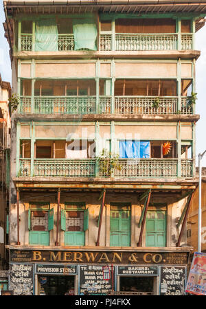 MUMBAI, INDIEN - 23. Oktober 2017: Fassade des Merwan Gebäude, in dem sich die berühmte B. Merwan Bäckerei & Irani Restaurant (1914). Stockfoto