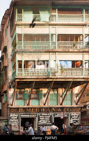 MUMBAI, INDIEN - 23. Oktober 2017: Fassade des Merwan Gebäude, in dem sich die berühmte B. Merwan Bäckerei & Irani Restaurant (1914). Stockfoto