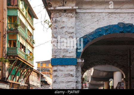 MUMBAI, INDIEN - 23. Oktober 2017: Street View, Grant Road Station. Die berühmten B. Merwan Bäckerei & Irani Restaurant (1914) im grünen Gebäude. Stockfoto