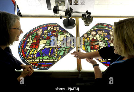 Dr. Rachel Koopmans, Associate Professor für Geschichte an der York Universität in Toronto (links) mit Leonie Seliger, Direktor des Canterbury Kathedrale Glasmalerei Studio, Glasfenster in der Kathedrale von Canterbury in Kent, die bisher gedacht waren, die Arbeit der Restauratoren im viktorianischen Stil, aber bisher auf dem späten 12. Jahrhundert gefunden worden, so dass Sie die früheste bekannte Kunstwerke, die Pilger nach Canterbury reisen. Stockfoto