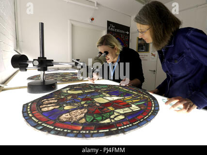 Dr. Rachel Koopmans, Associate Professor für Geschichte an der York Universität in Toronto (rechts) mit Leonie Seliger, Direktor des Canterbury Kathedrale Glasmalerei Studio, Glasfenster in der Kathedrale von Canterbury in Kent, die bisher gedacht waren, die Arbeit der Restauratoren im viktorianischen Stil, aber bisher auf dem späten 12. Jahrhundert gefunden worden, so dass Sie die früheste bekannte Kunstwerke, die Pilger nach Canterbury reisen. Stockfoto