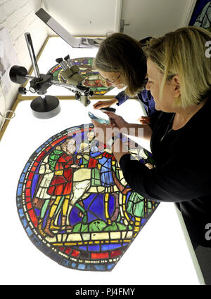 Dr. Rachel Koopmans, Associate Professor für Geschichte an der York Universität in Toronto (links) mit Leonie Seliger, Direktor des Canterbury Kathedrale Glasmalerei Studio, Glasfenster in der Kathedrale von Canterbury in Kent, die bisher gedacht waren, die Arbeit der Restauratoren im viktorianischen Stil, aber bisher auf dem späten 12. Jahrhundert gefunden worden, so dass Sie die früheste bekannte Kunstwerke, die Pilger nach Canterbury reisen. Stockfoto