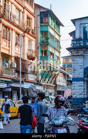 MUMBAI, INDIEN - 23. Oktober 2017: Street View, Grant Road Station. Die berühmten B. Merwan Bäckerei & Irani Restaurant (1914) im grünen Gebäude. Stockfoto