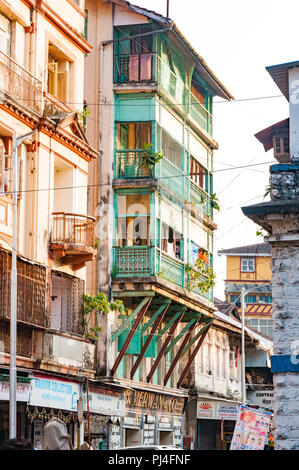 MUMBAI, INDIEN - 23. Oktober 2017: Street View, Grant Road Station. Die berühmten B. Merwan Bäckerei & Irani Restaurant (1914) im grünen Gebäude. Stockfoto