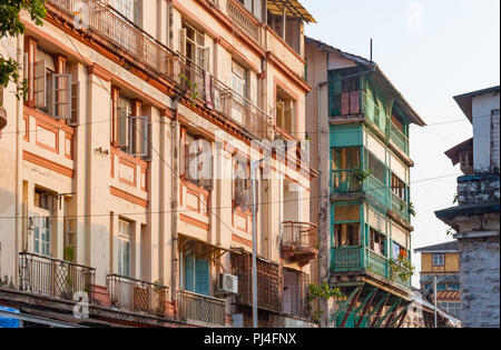 MUMBAI, INDIEN - 23. Oktober 2017: Street View, Grant Road Station. Die berühmten B. Merwan Bäckerei & Irani Restaurant (1914) im grünen Gebäude. Stockfoto