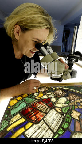 Leonie Seliger, Direktor des Canterbury Kathedrale Glasmalerei Studio, Ansichten Glasmalerei Panels in ihrem Atelier in der Kathedrale in Kent, die bisher gedacht waren, die Arbeit der Restauratoren im viktorianischen Stil, aber bisher auf dem späten 12. Jahrhundert gefunden worden, so dass Sie die früheste bekannte Kunstwerke, die Pilger nach Canterbury reisen. Stockfoto