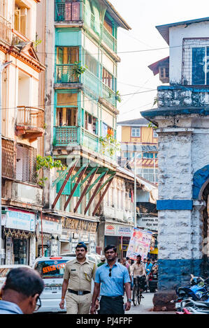 MUMBAI, INDIEN - 23. Oktober 2017: Street View, Grant Road Station. Die berühmten B. Merwan Bäckerei & Irani Restaurant (1914) im grünen Gebäude. Stockfoto