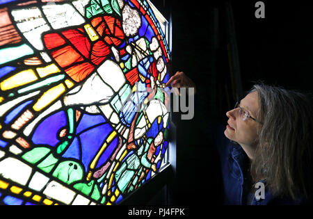 Dr. Rachel Koopmans, Associate Professor für Geschichte an der York Universität in Toronto, Ansichten Glasfenster in der Kathedrale von Canterbury in Kent, die bisher gedacht waren, die Arbeit der Restauratoren im viktorianischen Stil, aber bisher auf dem späten 12. Jahrhundert gefunden worden, so dass Sie die früheste bekannte Kunstwerke, die Pilger nach Canterbury reisen. Stockfoto