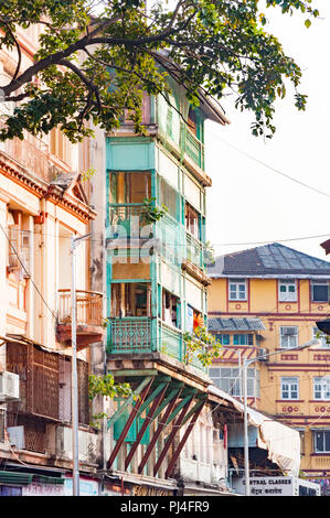 MUMBAI, INDIEN - 23. Oktober 2017: Street View, Grant Road Station. Die berühmten B. Merwan Bäckerei & Irani Restaurant (1914) im grünen Gebäude. Stockfoto