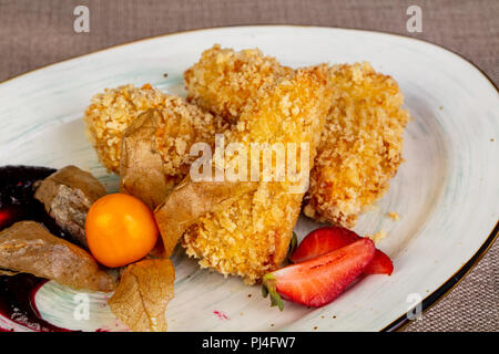 Bratkäse Sticks mit Marmelade Stockfoto