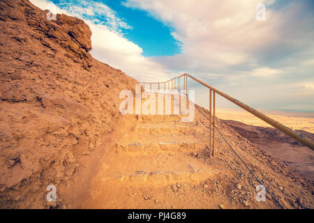 Treppen auf dem Berg auf den Aufstieg auf die Festung Masada, Israel. Aufstieg nach Masada von der Westseite Stockfoto