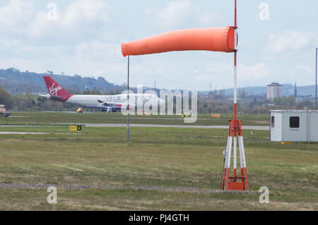 Virgin Atlantic Jumbo Jet Abflug Flughafen Glasgow, Renfrewshire, Schottland - 2. Mai 2016 (Boeing 747-400) Stockfoto