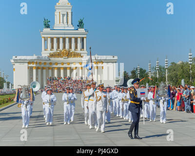 Moskau, Russland - 25. AUGUST 2018: die feierliche Prozession der Spasskaja Turm internationales Militär Musik Festival Teilnehmer VDNKH. Stockfoto