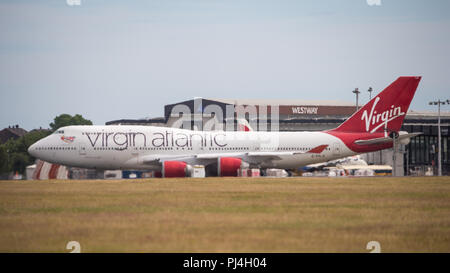 Virgin Atlantic Jumbo Jet (Boeing 747-400) gesehen, der Internationale Flughafen Glasgow, Renfrewshire, Schottland - 5. Juni 2018 Stockfoto