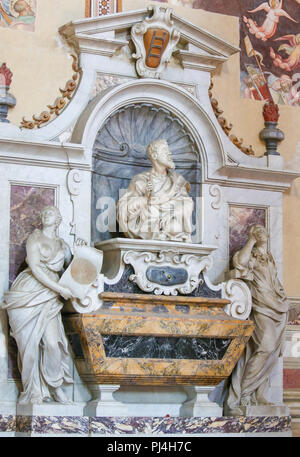 Statue von Galileo Galilei an seinem Grab in der Basilika Santa Croce, Florenz, Italien. Stockfoto