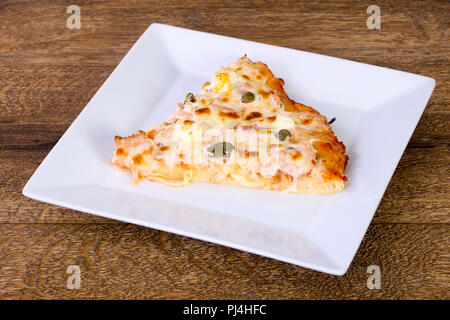 Pizza mit Lachs, Käse und Kapern Stockfoto