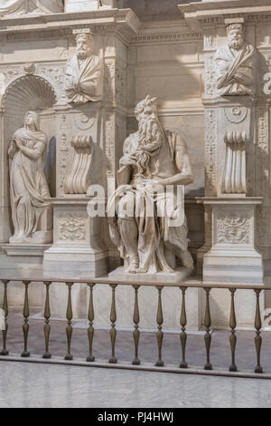 Mose Statue, Michelangelos Grabmal für Julius II, die Basilika von San Pietro in Vincoli Innenraum, Rom, Latium, Italien Stockfoto
