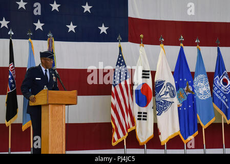 Gen. CQ Brown, Jr., Commander, Pacific Air Kräfte, gibt seine einführenden Bemerkungen während des siebten Air Force Ändern des Befehls Zeremonie am Osan Flughafen, Republik Korea 27.08.2007 2018. Während der Zeremonie Braun Abschied von Generalleutnant Thomas W. Bergeson und begrüßte Generalleutnant Kenneth S. Wilsbach auf die ROK. (U.S. Foto von älteren Flieger Savannah L. Gewässer) Stockfoto