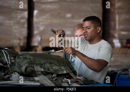 Us Air Force Senior Airman Marc Bundy, 86th Logistik Bereitschaft Squadron Antenne Lieferung Spezialist, bereitet ein Container Anlieferung System für fallschirmabwürfen in Otopeni, Rumänien, 22.08.2018. Die CDS Pakete wurden von C-130J Super Hercules Flugzeuge an der 37th Airlift Squadron, Air Base Ramstein, Deutschland zugeordnet fallengelassen, als Teil der Karpaten im Sommer 2018. (U.S. Air Force Foto von älteren Flieger Devin Boyer) Stockfoto