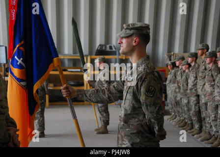 CAMP TAJI militärische Komplex, Irak: US-Army Staff Sgt Nauroth Darney, eine Bewegung der Luft Anfrage Unteroffizier der 449th Combat Aviation Brigade am Parade Rest während einer Übertragung der Autorität Zeremonie Aug 28, 2018 steht. Die Zeremonie bedeutet den erfolgreichen Abschluss einer neun-Monats-Bereitstellung. Die 35Th Combat Aviation Brigade wird übernehmen das Kommando an die Stelle der 449th CAB Entzünden der Beginn ihrer Mission zu ermöglichen, USA, Koalition und Partner Nationen ISIS zu besiegen und zur Unterstützung der Operation inhärenten Lösen und Betrieb Spartan Shield (USA zerstören Armee Foto von Sta Stockfoto