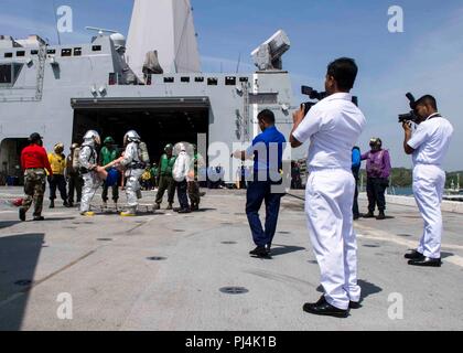 180826-N-PH 222-0373 TRINCOMALEE, SRI LANKA (26. August 2018) Matrosen zu San Antonio zugeordnet - Klasse amphibious Transport dock USS Anchorage LPD (23) und die Marines, die dem zugeordnet 13 Marine Expeditionary Unit (MEU) Not Luftfahrzeugen Brandbekämpfung Techniken auf dem Flugdeck der Sri Lanka navy Matrosen zeigen während einer planmäßigen Einsatz der Essex Amphibious Ready Group (ARG) und die 13. MEU. Anchorage und die eingeschifften Marineinfanteristen des 13. MEU führen ein Theater Sicherheit Zusammenarbeit Übung mit der Sri Lankan Navy und Marine. Teil einer wachsenden US-Sri Lanka Naval Stockfoto