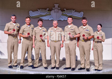 180828-N-BT 947-1189 Naval Amphibious Base San Diego (28. August 2018) - Vice Adm. Richard Brown, Commander, U.S. Naval Surface Kräfte, steht mit sechs neu graduiert' Anti-Submarine und Oberfläche Kriegsführung' Kriegsführung Taktiken Ausbilder (WTI) von der Oberfläche & Mine Warfighting Development Center. WTIs sind der Typ Commander executive agent Gemeinschaft Kräfte in erweiterte Taktiken, Techniken und Verfahren auf allen Ebenen und in allen Phasen der Ausbildung. (U.S. Marine Foto von Mass Communication Specialist 2. Klasse Jakob I. Allison) Stockfoto