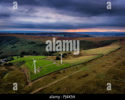 Eine Luftaufnahme, wie die Sonne eines kleinen Windparks auf einem Berg in Blaenavon Wales Stockfoto