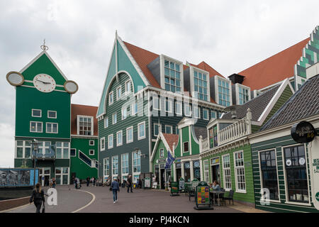 Zaandam, Niederlande - 28-Aug-2018: Menschen bei Zaandam Railway Station in Zaandam, Niederlande. Die Stadt hat eine Bevölkerung von etwa 72.597.ans Es ist berühmt für seine traditionellen Häuser und Architektur ols Stockfoto