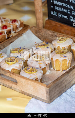 Hausgemachte Gin und Tonic Nieselregen Kuchen auf einen Stall in Stroud Farmers Market. Stroud, Gloucestershire, England Stockfoto